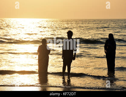 Mumbai, Maharashtra, Inde. 26Th oct, 2017 dévots. célébrant le chhath puja festival à plage de Juhu à Mumbai. crédit : azhar khan/zuma/Alamy fil live news Banque D'Images