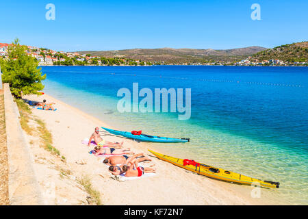 ROGOZNICA, CROATIE - SEP 4, 2017 : les touristes se détendre sur une plage magnifique et deux kayaks colorés sur la rive en ville Rogoznica, Croatie. Banque D'Images