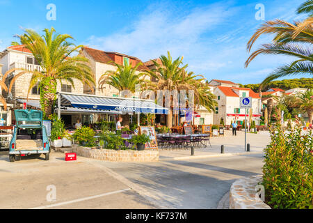 ROGOZNICA, CROATIE PORT - SEP 5, 2017 : rue avec des restaurants traditionnels dans Cochin port aux beaux jours de l'été, la Dalmatie, Croatie. Banque D'Images