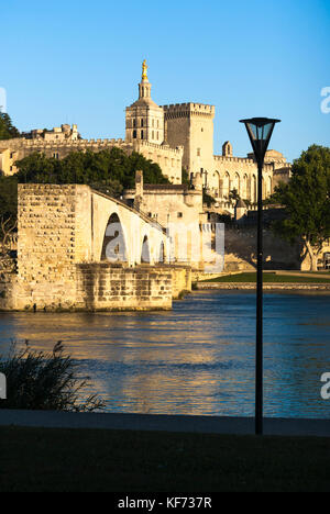 Le Pont Saint-Bennezet, également connu sous le nom de Pont d'Avignon, est un pont médiéval célèbre dans la ville d'Avignon, dans le sud de la France. Banque D'Images