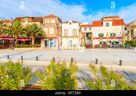 ROGOZNICA, CROATIE PORT - SEP 5, 2017 : rue avec ses maisons typiques dans la vieille ville de Rogoznica aux beaux jours de l'été, la Dalmatie, Croatie. Banque D'Images