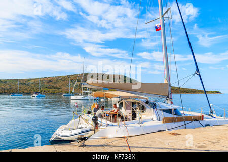 PORT DE PRIMOSTEN, CROATIE - SEP 5, 2017 : Catamaran avec amarrage Port touristes en Primosten, Croatie. Banque D'Images