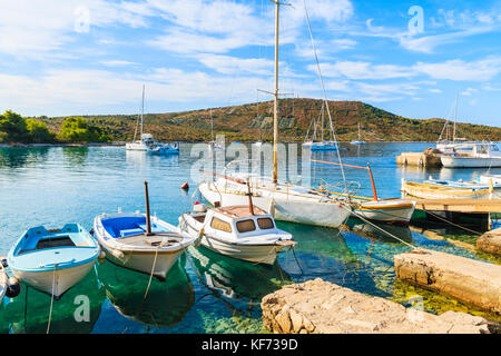 La pêche et bateaux à voile amarre en petite baie de Primosten, Croatie, Dalmatie port Banque D'Images