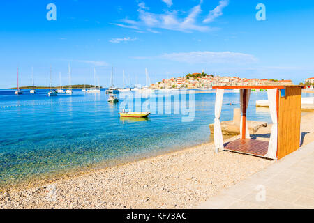 Chaise longue sur une plage magnifique avec une eau turquoise cristalline à Primosten, Croatie, Dalmatie ville Banque D'Images