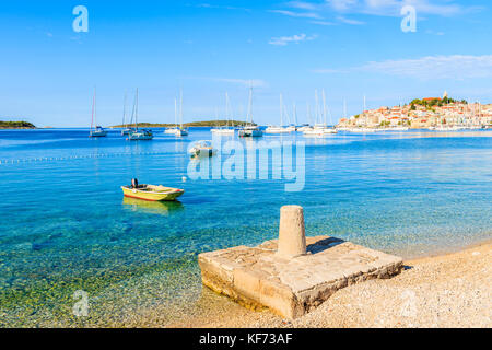 Petite plate-forme pour l'amarrage des bateaux sur la belle plage de la ville de Primosten, Croatie, Dalmatie Banque D'Images