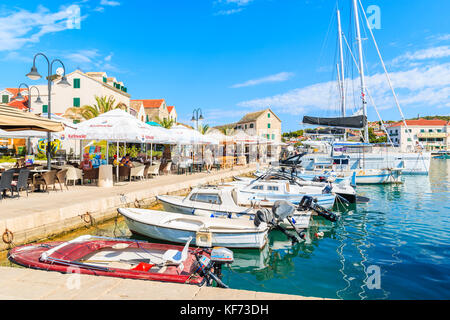 PRIMOSTEN, CROATIE - SEP 5, 2017 : voile et bateaux de pêche dans le port d'ancrage de Primosten, Croatie. Banque D'Images