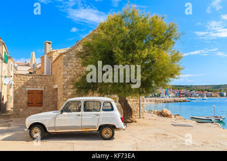 Ville de PRIMOSTEN, CROATIE - SEP 5, 2017 : voiture rétro classique parking en face d'une maison dans la vieille ville de Primosten, Croatie. Banque D'Images