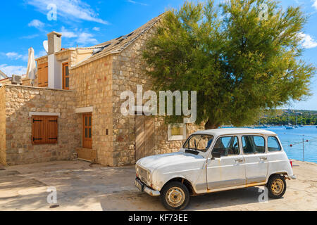 Ville de PRIMOSTEN, CROATIE - SEP 5, 2017 : voiture rétro classique parking en face d'une maison dans la vieille ville de Primosten, Croatie. Banque D'Images