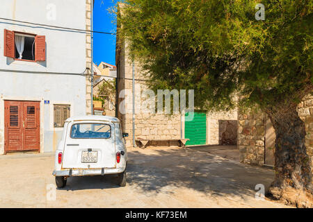 Ville de PRIMOSTEN, CROATIE - SEP 5, 2017 : voiture rétro classique parking en face d'une maison dans la vieille ville de Primosten, Croatie. Banque D'Images