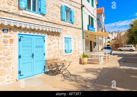 PRIMOSTEN, CROATIE - SEP 5, 2017 : rue avec restaurants côtiers traditionnels dans la vieille ville de Primosten, Croatie. Banque D'Images