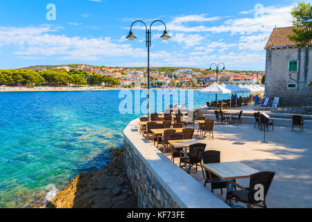 PORT DE PRIMOSTEN, CROATIE - SEP 5, 2017 : tables de restaurant dans le port de la vieille ville de Primosten, Croatie. Banque D'Images
