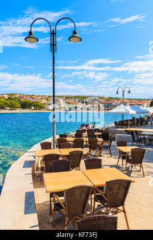 PORT DE PRIMOSTEN, CROATIE - SEP 5, 2017 : tables de restaurant dans le port de la vieille ville de Primosten, Croatie. Banque D'Images