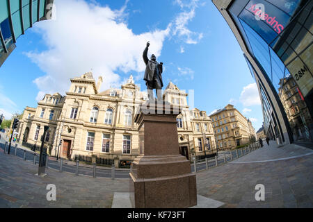 Statue de William Edward Forster, à l'extérieur de l'broadway shopping centre et kala sangam's st peters house, Bradford, West Yorkshire, Angleterre. Banque D'Images