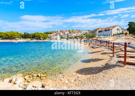 Transats sur la belle plage de la vieille ville de Primosten, Dalmatie, Croatie Banque D'Images