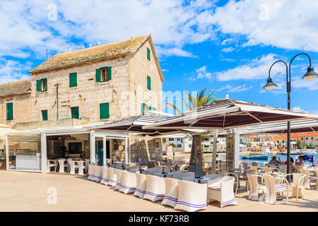 PRIMOSTEN, CROATIE - SEP 5, 2017 : tables de restaurant traditionnelle dans la vieille ville de Primosten, Croatie. Banque D'Images