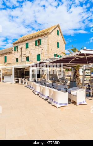 PRIMOSTEN, CROATIE - SEP 5, 2017 : tables de restaurant traditionnelle dans la vieille ville de Primosten, Croatie. Banque D'Images