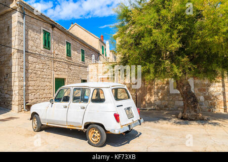 Ville de PRIMOSTEN, CROATIE - SEP 5, 2017 : voiture rétro classique parking en face d'une maison dans la vieille ville de Primosten, Croatie. Banque D'Images