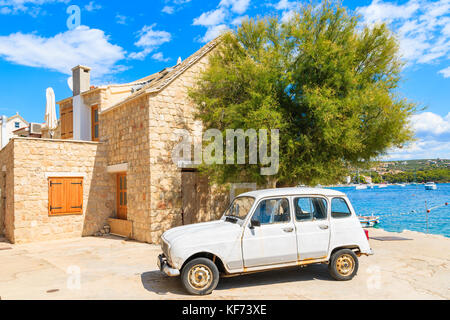 Ville de PRIMOSTEN, CROATIE - SEP 5, 2017 : voiture rétro classique parking en face d'une maison dans la vieille ville de Primosten, Croatie. Banque D'Images