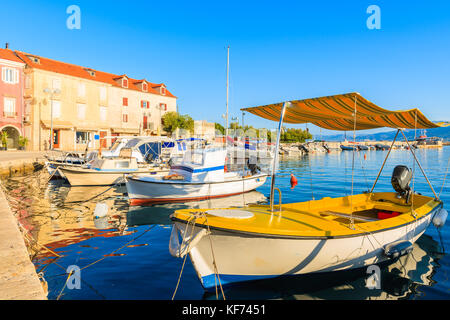 Bateaux de pêche colorés au port de Supetar, île de Brac, Croatie Banque D'Images