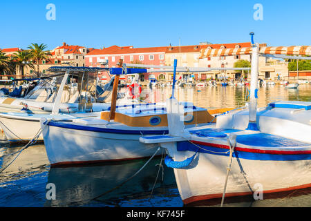 Bateaux de pêche colorés au port de Supetar, île de Brac, Croatie Banque D'Images