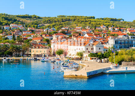 PORT DE SUPETAR, CROATIE - Sep 15, 2017 : Avis de Supetar port avec ses maisons colorées et bateaux, île de Brac, Croatie. Banque D'Images