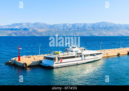 Bateau ferry touristique l'ancre dans le port de Supetar, sur l''île de Brac, Croatie Banque D'Images