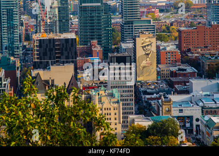 Elle donne sur le centre-ville de Montréal sur mont royal Banque D'Images