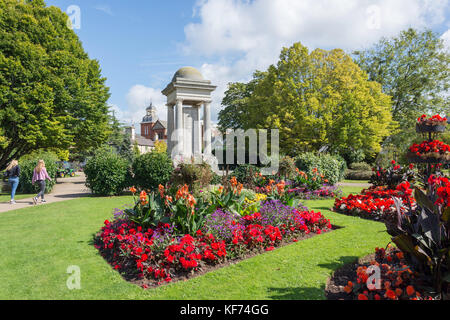 Lits Rose et War Memorial de Vivary Park, Taunton, Somerset, England, United Kingdom Banque D'Images