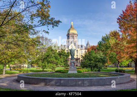 NOTRE DAME, IN/USA - 19 octobre 2017 : Jésus Statue et dôme doré sur le campus de l'Université Notre Dame. Banque D'Images