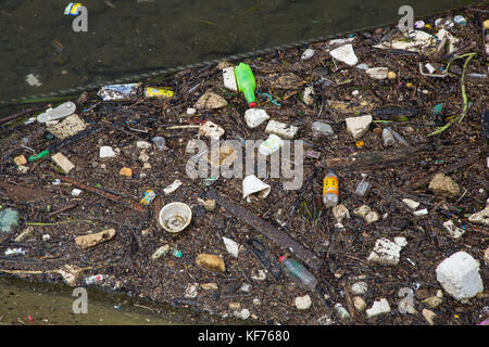 Plastique, caoutchouc, polystyrène et autres déchets flottant dans l'océan dans l'île de Palawan, Puerto Princesa Banque D'Images