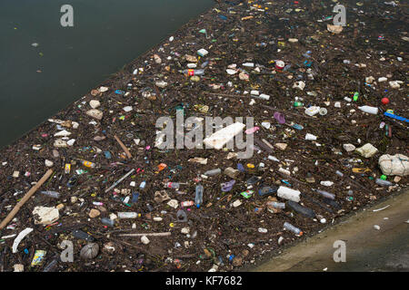 Plastique, caoutchouc, polystyrène et autres déchets flottant dans l'océan dans l'île de Palawan, Puerto Princesa Banque D'Images