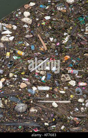 Plastique, caoutchouc, polystyrène et autres déchets flottant dans l'océan dans l'île de Palawan, Puerto Princesa Banque D'Images