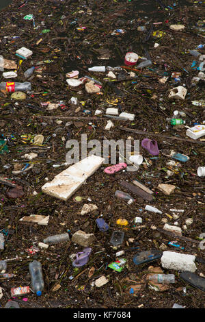 Plastique, caoutchouc, polystyrène et autres déchets flottant dans l'océan dans l'île de Palawan, Puerto Princesa Banque D'Images