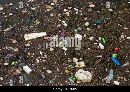 Plastique, caoutchouc, polystyrène et autres déchets flottant dans l'océan dans l'île de Palawan, Puerto Princesa Banque D'Images