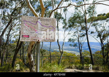 Mt boyce lookout, Blackheath, Blue Mountains, Australie, le 25 octobre 2017 : mt boyce lookout escalade signer au mont Victoria dans les montagnes bleues Banque D'Images