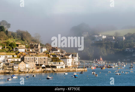 Levée du brouillard de la rivière Fowey Fowey surplombant Banque D'Images