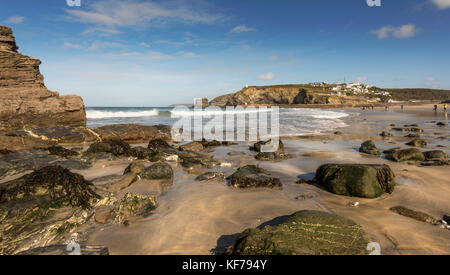 Portreath beach à Cornwall avec le surf de l'Atlantique Banque D'Images