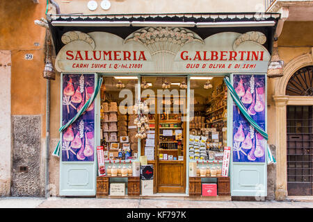 Pharmacie historique dans le centre-ville, Vérone, Vénétie, Italie Banque D'Images