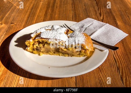 Gâteau aux pommes strudel traditionnel servi dans un restaurant, Toblach - Dobbiaco, Trentin Haut-Adige ou Tyrol du Sud, Italie Banque D'Images