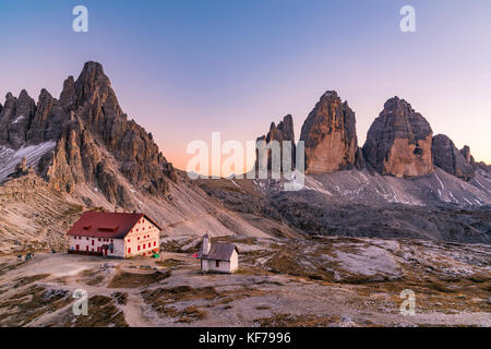 Tre Cime di Lavaredo ou sommets Drei Zinnen au coucher du soleil, Dobbiaco - Toblach, Trentin - Haut-Adige ou Tyrol du Sud, Italie Banque D'Images