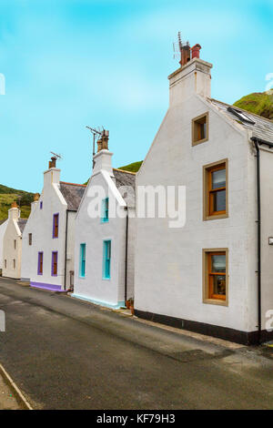 La plupart des chalets ont des contours de fenêtres colorées dans le petit village de pêcheurs écossais de Pennan, Aberdeenshire, Scotland, UK Banque D'Images