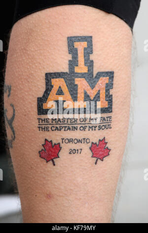 Un vétéran montre son tatouage Invictus tout en assistant à un match de Rolling Floorball, un sport inventé par des vétérans danois, observé par Prince (non illustré) au Copenhagen Danish Veterans Centre, qui utilise le sport pour aider à la réadaptation après une blessure, à Copenhague lors de sa visite officielle au Danemark. Banque D'Images