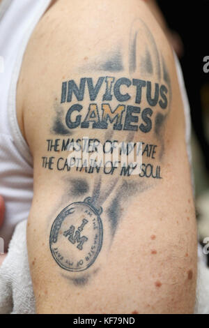 Un vétéran montre son tatouage Invictus tout en assistant à un match de Rolling Floorball, un sport inventé par des vétérans danois, observé par Prince (non illustré) au Copenhagen Danish Veterans Centre, qui utilise le sport pour aider à la réadaptation après une blessure, à Copenhague lors de sa visite officielle au Danemark. Banque D'Images