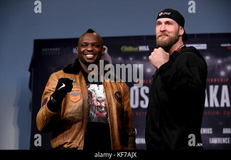 Dillian Whyte et Robert Helenius lors de la conférence de presse au Musée national de Cardiff. Banque D'Images