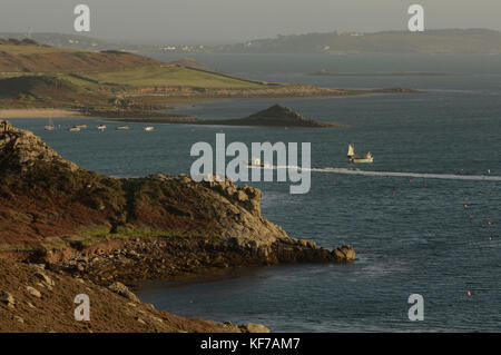 Ferry inter-îles tresco approchant port., îles Scilly, Cornwall, England, UK Banque D'Images