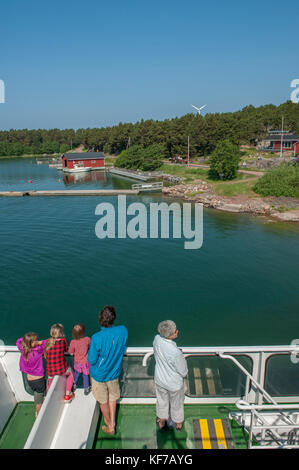 Les passagers à bord du sud (Södra linjen) Ålandstrafiken trajet. M/S Ejdern arrivant à Sottunga. Åland Finlande Banque D'Images