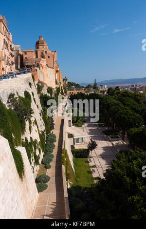 Les murs de la ville et de la Citadelle de Cagliari, la capitale de la Sardaigne, y compris le dôme de la Cathédrale Banque D'Images