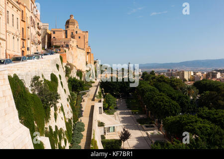 Les murs de la ville et de la citadelle de Cagliari, la capitale de la Sardaigne, y compris le dôme de la cathédrale Banque D'Images