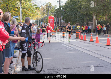 TORONTO, ON/CANADA - 22 OCT 2017 : les coureurs de marathon franchissent le point de retournement de 33 km au marathon riverain de Toronto de la Banque Scotia 2017. Banque D'Images