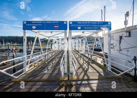 Terminal de ferry et bateau de plaisance vide avec panneaux d'entrée et de sortie sur la rivière Dart à Dartmouth, Devon, Angleterre, Royaume-Uni Banque D'Images